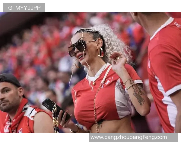 足球女球迷与球星激情对决 打扑克时的惊险与友谊之战